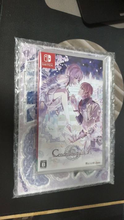 收到了预订的游戏卡带和附赠的亚克力立牌。卡带就是常见的塑料盒包装，封面印刷挺清晰的，打开就能直接插进Switch里玩。亚克力板比想象中厚实，大概有三四毫米，边缘切割得挺光滑，没有毛刺。图案是主角的全身像，颜色挺鲜艳的，背面还有简单的支架设计，可以稳稳地立在桌面上。整...收到了预订的游戏卡带和附赠的亚克力立牌。卡带就是常见的塑料盒包装，封面印刷挺清晰的，打开就能直接插进Switch里玩。亚克力板比想象中厚实，大概有三四毫米，边缘切割得挺光滑，没有毛刺。图案是主角的全身像，颜色挺鲜艳的，背面还有简单的支架设