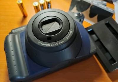 拍立得相机是时光的温柔捕手，它将转瞬即逝的美好定格成触手可及的画面。按下快门的瞬间，相纸缓缓吐出，影像在指尖逐渐显影，每一道纹路都藏着独属于此刻的温度。无论是街角的暖阳、朋友的笑脸，还是旅途中的陌生风景，它都以最质朴的方式记录着生活的诗意。没有复杂的修图，没有冰冷的...拍立得相机是时光的温柔捕手，它将转瞬即逝的美好定格成触手可及的画面。按下快门的瞬间，相纸缓缓吐出，影像在指尖逐渐显影，每一道纹路都藏着独属于此刻的温度。无论是街角的暖阳、朋友的笑脸，还是旅途中的陌生风景，它都以最质朴的方式记录着生活的诗意