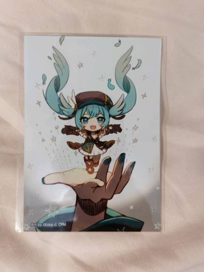 刚收到海淘的初音未来官方摄影集！拆开包裹就被封面晶莹的质感惊艳到。内页全是高清舞台瞬间与幕后花絮，一张张翻阅如同重温每场悸动。尤其爱那几幅巨幅拉页，葱色双马尾仿佛在纸页上飞扬起来。这绝对是献给所有热爱者的视觉盛宴，值得放在书架最醒目位置。收藏家の眼神，你懂的！