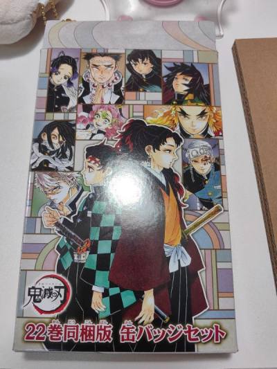 颜色很美丽，运输没有破损，书本有老化的痕迹但是也很正常，吧唧没有划痕，保存的很好，安全下车，下次还会购买