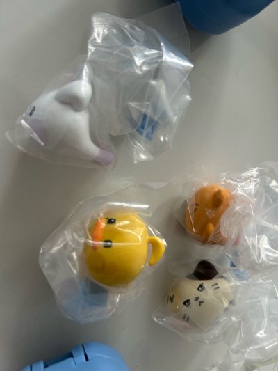 这款戒指小小的萌萌的，拆出的九个萌物各有特色，造型软萌可爱。一单一单合并后审核效率也变高了，整体购物体验非常好！200买的九只，现在有80九只www