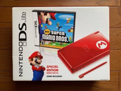 终于入手马里奥限定版NDS Lite！红亮机身配经典M标，还带《新超级马里奥兄弟》卡带，满满的童年回忆，太值了！