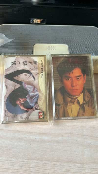挖煤姬海淘体验太赞了，成功入手谭咏麟和刘德华的韩版绝版磁带，品相远超预期，外壳无磨损、磁带无掉粉，上机试听音质干净无杂音，港乐经典韵味拉满！平台包装严实，物流全程可查，合单发货流程丝滑，淘藏港乐实体的同好闭眼冲，挖到心头好太满足～