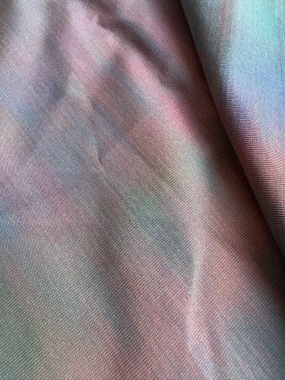 去年拍的啦，今天才有空拿出来欣赏一番，在挖煤姬买到了很多块我喜欢的布料，而且打包很结实给力，后续有需要还会继续用挖煤姬买喜欢的小物品


