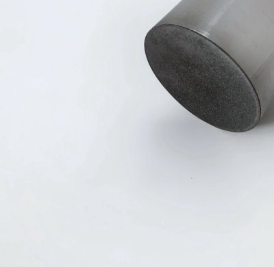 这款笔筒目前在中国大陆市场应该也是下架品项了。 颜值是在线的，和不锈钢笔盘放在一起很好看。底部贴心的加了一层缓冲垫，不容易弄伤桌面。很好用。 材质：不锈钢 size：直径63mm*高100mm 


