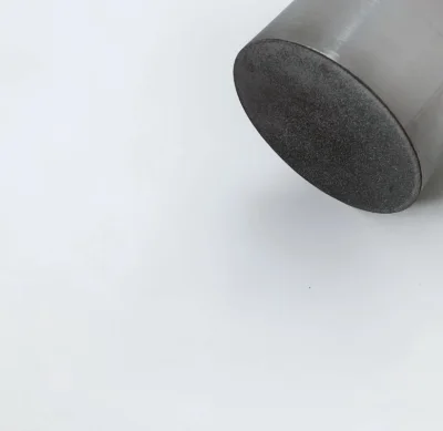 这款笔筒目前在中国大陆市场应该也是下架品项了。 颜值是在线的，和不锈钢笔盘放在一起很好看。底部贴心的加了一层缓冲垫，不容易弄伤桌面。很好用。 材质：不锈钢 size：直径63mm*高100mm 


