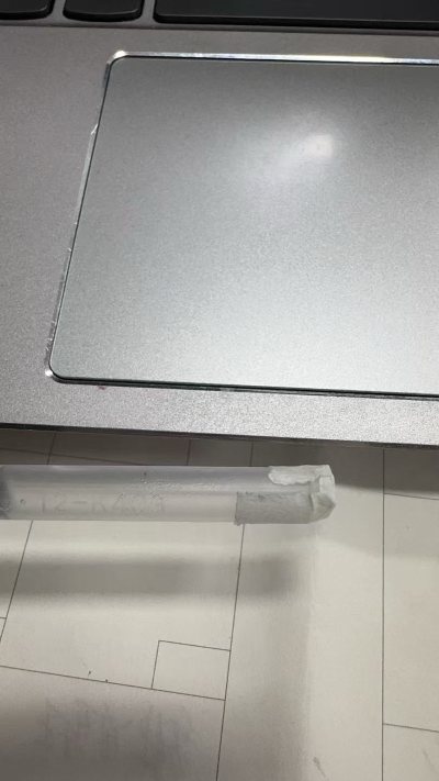 这个笔本身是个修正液笔，就非常的少见，虽然现在用不上了，但是被我改造成了正常的水性笔，需要自己在后面加一段，磨砂的质感非常好


