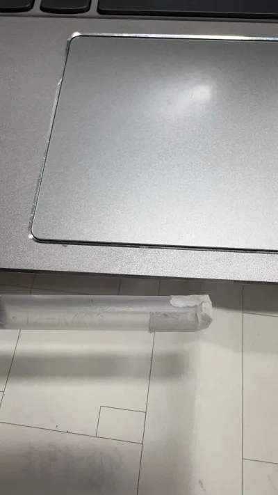 这个笔本身是个修正液笔，就非常的少见，虽然现在用不上了，但是被我改造成了正常的水性笔，需要自己在后面加一段，磨砂的质感非常好


