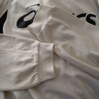 这件亚瑟士长袖太好穿了！经典黑白配色干净又高级，V领设计利落显精神，插肩袖版型不挑身材、显瘦又舒服。面料轻薄透气，弹力十足，运动、日常穿都合适，做工精细走线工整，简约百搭还耐看，性价比直接拉满！