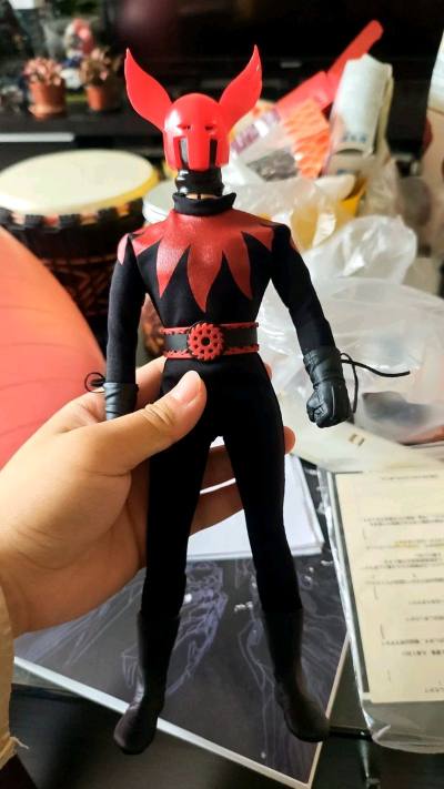 
阿姆罗RAH成品手办堪称高达角色收藏的标杆之作。造型精准还原经典形象，比例协调、神态贴合角色气质，面料质感与剪裁细腻，层次感拉满。关节可动优秀，能轻松摆出驾驶、站姿等经典姿势，把玩与展示兼顾。涂装干净利落，细节刻画到位，配件丰富、替换自然，整体做工扎实不松
挖煤姬...
阿姆罗RAH成品手办堪称高达角色收藏的标杆之作。造型精准还原经典形象，比例协调、神态贴合角色气质，面料质感与剪裁细腻，层次感拉满。关节可动优秀，能轻松摆出驾驶、站姿等经典姿势，把玩与展示兼顾。涂装干净利落，细节刻画到位，配件丰富、替换自