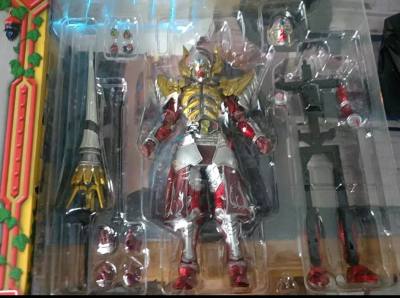 SIC巴隆是假面骑士铠武系列极具收藏价值的成品，造型在原作基础上做了艺术化重构，线条凌厉、装甲层次丰富，红金配色高级有质感，细节刻画细腻，神态霸气十足，完美还原角色气场。整体做工扎实，合金部件提升分量感，可动表现够用，能轻松摆出帅气战斗姿势，配件齐全、把玩与展示双在...SIC巴隆是假面骑士铠武系列极具收藏价值的成品，造型在原作基础上做了艺术化重构，线条凌厉、装甲层次丰富，红金配色高级有质感，细节刻画细腻，神态霸气十足，完美还原角色气场。整体做工扎实，合金部件提升分量感，可动表现够用，能轻松摆出帅气战斗姿