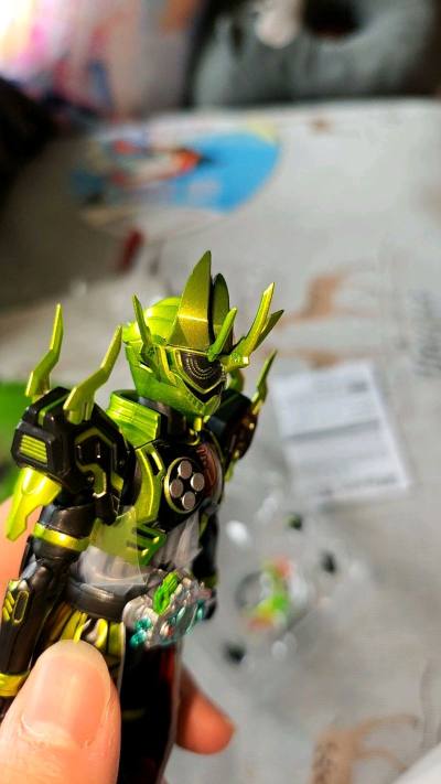 SHF假面骑士克洛诺斯做工扎实，造型高度还原剧中形象，黑绿金属涂装质感出众，细节刻画精致，裙摆与装甲比例协调，气场拉满。关节可动性良好，能轻松摆出战斗姿势，把玩与展示兼顾，配件齐全、替换顺畅，漆面工整无溢色，整体品控稳定，作为魂限产品性价比突出，是特摄收藏爱好者不容...SHF假面骑士克洛诺斯做工扎实，造型高度还原剧中形象，黑绿金属涂装质感出众，细节刻画精致，裙摆与装甲比例协调，气场拉满。关节可动性良好，能轻松摆出战斗姿势，把玩与展示兼顾，配件齐全、替换顺畅，漆面工整无溢色，整体品控稳定，作为魂限产品性价