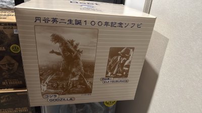 第131单，圆谷英二的百年诞辰纪念sofubi,非常少有的一套。购入的是B SET，是哥斯拉基拉斯等怪兽的套装，有点出油，但整体还不错。另外还有一套车贴。