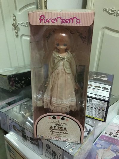 挖煤姬淘来的Azone新年好物，粉色头发甜美风格的“桃子下午茶”系列的Alisa，配上对联，这个组合太有节日氛围感了！一看就是非常有爱的收藏。“桃子下午茶”主题通常包含粉色、白色、格子、蕾丝等甜美元素，娃娃的服装、配件（茶杯、点心）会非常精致，充满少女心和童话感。挖煤姬淘来的Azone新年好物，粉色头发甜美风格的“桃子下午茶”系列的Alisa，配上对联，这个组合太有节日氛围感了！一看就是非常有爱的收藏。“桃子下午茶”主题通常包含粉色、白色、格子、蕾丝等甜美元素，娃娃的服装、配件（茶杯、点心）会非常精致，充