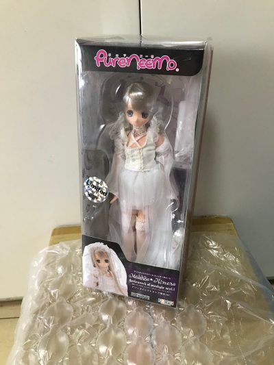 这款星光魔女姬乃将Azone娃娃的可塑性与二次元最迷人的“魔法少女”元素结合到了极致。从设定到执行，每一步都充满创造的快乐。这位“星光魔女姬乃”，不仅仅是一个娃娃，而是一个承载着浪漫与梦想的小小宇宙。她仿佛星空下的魔女




