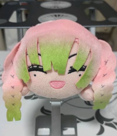 二次元毛绒周边，是将荧幕里的灵魂轻轻地、暖暖地，拥入三次元的怀抱。它不再是隔着屏幕的心动，而是可以枕着入睡的具象温柔——当你抱起那个熟悉的角色，针脚里缝着的是他/她未曾说出口的台词，绒毛间藏着一整季未曾播出的日常。

它让幻想变得可触可揉：战斗番的凶兽成了手心里圆滚...二次元毛绒周边，是将荧幕里的灵魂轻轻地、暖暖地，拥入三次元的怀抱。它不再是隔着屏幕的心动，而是可以枕着入睡的具象温柔——当你抱起那个熟悉的角色，针脚里缝着的是他/她未曾说出口的台词，绒毛间藏着一整季未曾播出的日常。

它让幻想变得可触可揉