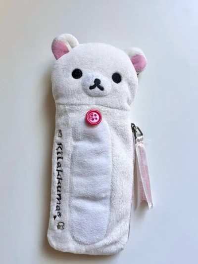 海淘入手的轻松熊熊妹笔袋太惊喜啦！毛绒超级软糯亲肤，做工精致无线头，刺绣和红扣细节超还原，正版质感满满。拉链顺滑，容量够用，颜值与实用性双在线，物流也快，轻松熊爱好者闭眼入，治愈感拉满！