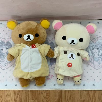 在挖煤姬淘到的L号轻松熊大公仔也太满意啦！毛绒超级柔软厚实，手感软糯超好rua，做工精致无线头，五官刺绣超正，版型饱满可爱，完全是正品质感。包装严实无破损，物流速度也很给力，性价比超高，治愈感拉满，轻松熊爱好者闭眼冲！