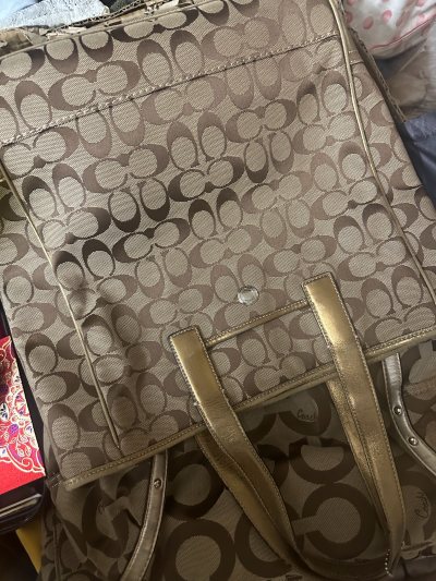 来咯、这一次的购物分享是一只经典的蔻驰包包。第77次购物分享了 每一次都很满意。海运效率也很高呀～看我这喜欢的程度有