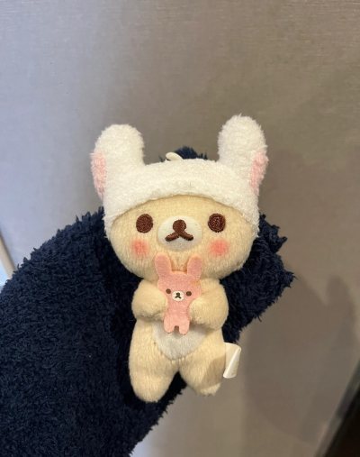 在挖煤姬入手的兔耳熊妹挂件超出预期！毛绒超软，做工精致，腮红和刺绣都超还原，品相完美几乎全新。包装严实，物流也快，正版质感超棒，可爱到犯规，轻松熊爱好者闭眼入，太治愈啦！