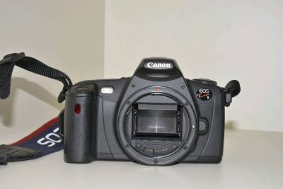 作为入门机，Kiss 3 在价格、易用性和镜头扩展性上表现突出，胶片画质取决于镜头和胶卷选择。若追求轻便和性价比，且不介意手动操作细节，它是个不错的选择。