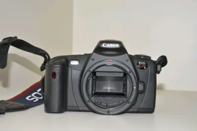 作为入门机，Kiss 3 在价格、易用性和镜头扩展性上表现突出，胶片画质取决于镜头和胶卷选择。若追求轻便和性价比，且不介意手动操作细节，它是个不错的选择。