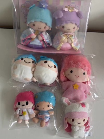 在挖煤姬上切煤特别迅速，马上就下单了。发货的国际物流也特别迅速，我1月25号支付国际运费申请合单后包裹在2月3号就到了，我追踪包裹的物流的时候真的让我特别惊喜。到手了里面的东西也包的很严实，我买了一箱双子星毛绒挂件，拆yhm的包裹真的特别解压，让人快乐～