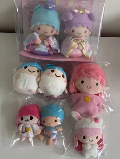 在挖煤姬上切煤特别迅速，马上就下单了。发货的国际物流也特别迅速，我1月25号支付国际运费申请合单后包裹在2月3号就到了，我追踪包裹的物流的时候真的让我特别惊喜。到手了里面的东西也包的很严实，我买了一箱双子星毛绒挂件，拆yhm的包裹真的特别解压，让人快乐～