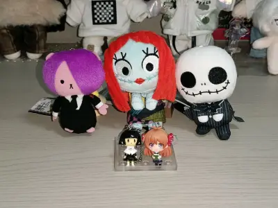 这次切煤的东西有月刊少女野崎君里佐仓千代的黏土挂件，银仙的狗神玩偶和市松小雏的挂件，还有两个圣诞惊魂夜主角的玩偶。都是好价淘到的，发货也很快