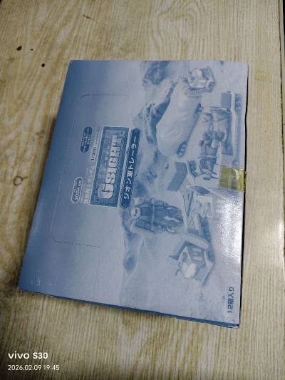 这款GSIGHT系列的吉翁军拖车是2003年发售的老物，属于非常稀有的场景向盒蛋。整盒包含12个盲盒，能开出扎古Ⅱ、拖车本体等多种配件，非常适合用来搭建高达场景。