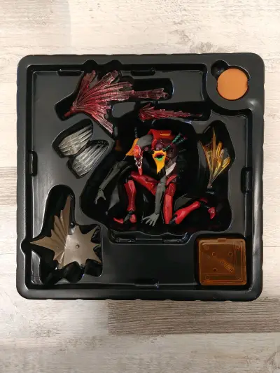 海淘安全下车！手办做工超精致，涂装干净无溢色，细节拉满，还原度超高。包装加固到位，国际运输八角尖尖无磕碰，太满意了！