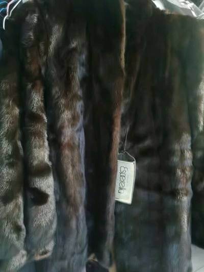 很好看的外套。尺码标准，发货很快。拍照服务也非常细致，重要的是质量很好，但是略微一点点瑕疵但不影响使用。