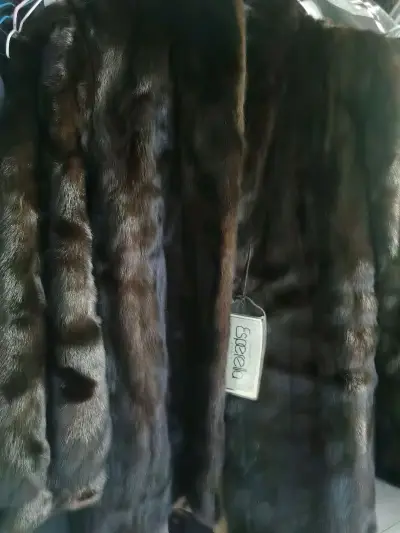 很好看的外套。尺码标准，发货很快。拍照服务也非常细致，重要的是质量很好，但是略微一点点瑕疵但不影响使用。