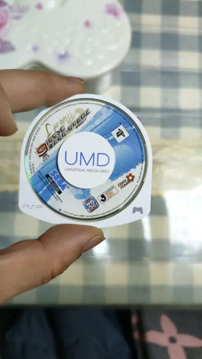 这次买到了一些psp的游戏光盘，虽然没有包装，不过划痕并不严重，不得不夸赞一下挖煤姬的物流，以后会继续支持挖煤姬的