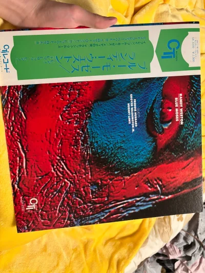 还是第一次买这么多黑胶，整整17张 也是意外的重 不过竹蜻蜓运的也很快 一周内就到手了 到手后看包装也很严实 放唱片机上听了后也都是正常的 也有特喜欢的一张


