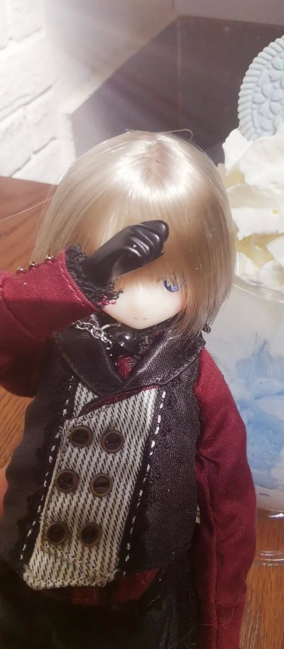 AZONE爱丽丝茶话会是非常经典、广受欢迎的一个系列。以洛丽塔风格的服饰、茶会主题的配件为特色，风格甜美梦幻。 《爱丽丝梦游仙境》中的角色 柴郡猫凯尔是男娃娃，很帅气，换了一下衣服也非常搭


