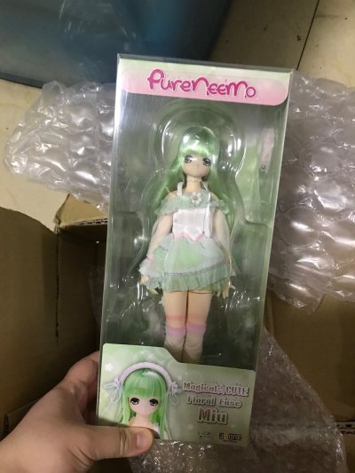 “美海”、“绿发”和“魔女”是两个非常关键的视觉特征。这让我们可以将搜索范围聚焦在绿色头发和魔女/魔法师风格的AZONE娃娃上。
腿部染色了。