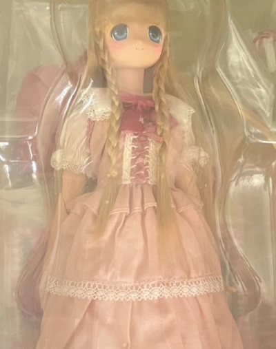 “Pink Pink”是azone娃娃的一个系列，而“萨拉”角色名（Sarah）是这个系列里非常可爱的一款。AZONE曾推出过以颜色为主题的娃娃，pink系列以粉色为主题设计的特定娃娃。这种小尺寸娃娃非常可爱，“Pink Pink”非常符合这种风格。
体子变色老化略...“Pink Pink”是azone娃娃的一个系列，而“萨拉”角色名（Sarah）是这个系列里非常可爱的一款。AZONE曾推出过以颜色为主题的娃娃，pink系列以粉色为主题设计的特定娃娃。这种小尺寸娃娃非常可爱，“Pink Pink”非常符