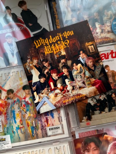 终于收到在挖煤姬上淘到的CD啦！这套专辑的印刷质感超棒，小卡的人物细节都完美还原。
这次用挖煤姬下单，物流速度比预想的快很多，包装也特别严实，CD一点都没压损。挖煤姬的操作界面很友好，新手也能轻松搞定海淘流程，客服的回复速度也让人安心。