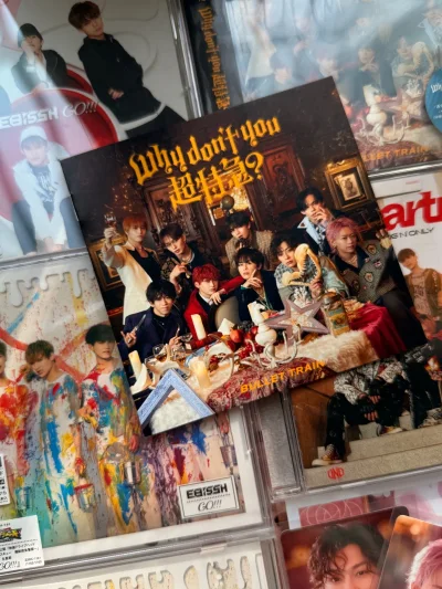 终于收到在挖煤姬上淘到的CD啦！这套专辑的印刷质感超棒，小卡的人物细节都完美还原。
这次用挖煤姬下单，物流速度比预想的快很多，包装也特别严实，CD一点都没压损。挖煤姬的操作界面很友好，新手也能轻松搞定海淘流程，客服的回复速度也让人安心。