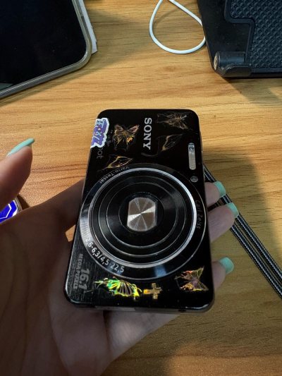 
在挖煤姬挖到这台索尼DSC-W630，简直是平价复古相机天花板！作为经典CCD卡片机，它颜值与实力双在线，日常随手拍都很出片，新手也能轻松上手。

机身小巧轻薄，银/粉/黑等配色简约耐看，放口袋毫无压力，通勤、出游随身带。核心配置很能打：1610万像素Super ...
在挖煤姬挖到这台索尼DSC-W630，简直是平价复古相机天花板！作为经典CCD卡片机，它颜值与实力双在线，日常随手拍都很出片，新手也能轻松上手。

机身小巧轻薄，银/粉/黑等配色简约耐看，放口袋毫无压力，通勤、出游随身带。核心配置很能打