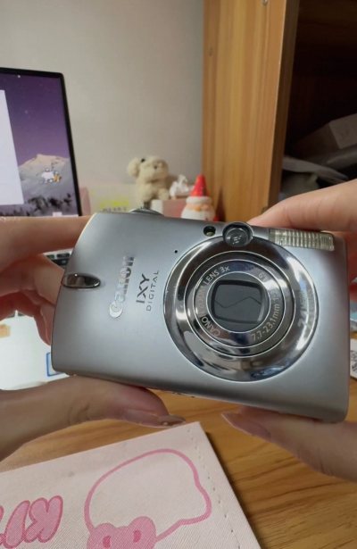 

在挖煤姬挖到佳能IXUS750，堪称千元内复古卡片机闭眼入款！金属机身+经典曲线设计，银灰配色高级耐看，握持手感温润，便携度拉满，通勤、出游随手揣口袋。

核心配置很能打：1/1.8英寸大底CCD，710万像素，搭配3倍光学变焦蔡司镜头，等效37-111mm焦距... 在挖煤姬挖到佳能IXUS750，堪称千元内复古卡片机闭眼入款！金属机身+经典曲线设计，银灰配色高级耐看，握持手感温润，便携度拉满，通勤、出游随手揣口袋。 核心配置很能打：1/1.8英寸大底CCD，710万像素，搭配3倍光学变焦蔡司镜头，