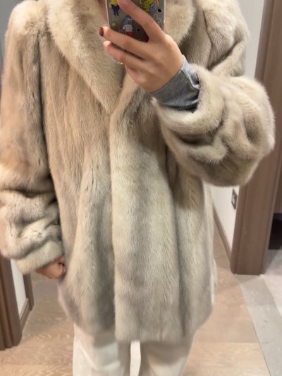 首次海淘水貂大成功，喜欢? 这件中古水貂外套质感细腻，毛峰顺滑，浅灰调温柔又显高级，版型宽松显瘦，保暖又时髦，海淘入手太值了！




