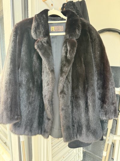 这件黑色水貂外套质感高级，毛质厚实顺滑，光泽感十足，版型利落显瘦，保暖又显贵气，海淘体验超顺畅，实物比图片更惊艳！




