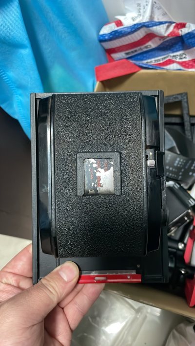 这个是骑士120胶片后背，有个45转接板，到手锈迹斑斑，自己打磨上漆，总的来说还是很不错，价格便宜，到手200来块钱


