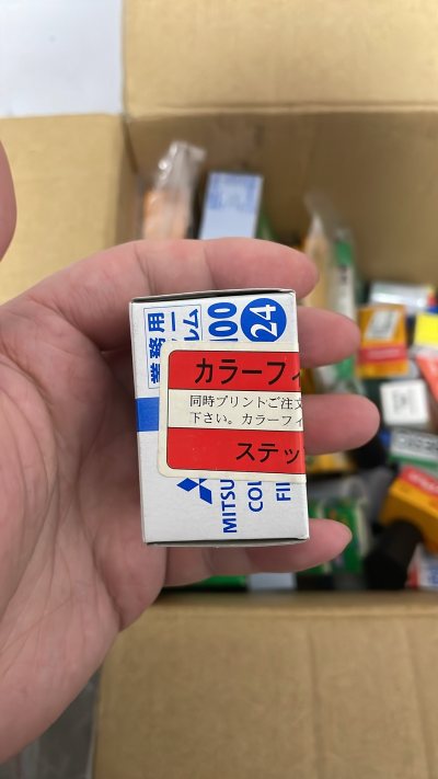 这个胶卷是三菱的，绝版，出片还算ok，盒子新近，东西不错，主要价格也便宜，合适，很不错，挖煤姬很好用，推荐给朋友了


