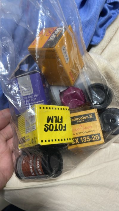 哈哈，海淘绝版胶卷，副马软调320胶卷，颗粒极大，出钱颗粒满满，出片柔。但是东西不错，绝版好货，挖煤姬好用