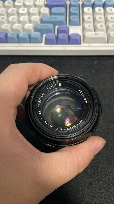 海淘尼康35mm f/1.4镜头体验：人文扫街的“光影猎手”

作为一名痴迷于街头摄影与环境人像的创作者，35mm焦段始终是我背包中的核心配置。近期通过海淘渠道入手了尼克尔Z 35mm f/1.4镜头，经过数月的实拍磨合，这支被赋予“人文新贵”期待的镜头，在实战中展...海淘尼康35mm f/1.4镜头体验：人文扫街的“光影猎手” 作为一名痴迷于街头摄影与环境人像的创作者，35mm焦段始终是我背包中的核心配置。近期通过海淘渠道入手了尼克尔Z 35mm f/1.4镜头，经过数月的实拍磨合，这支被赋予“人文新