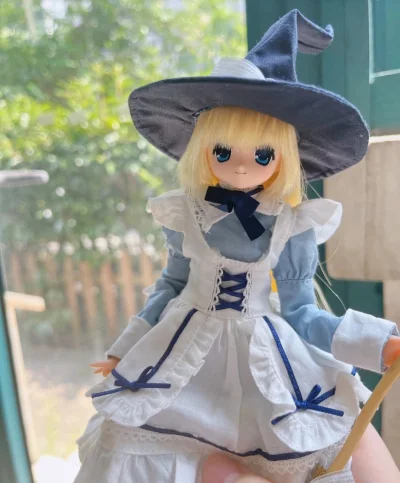 Azone的“风魔女”系列，这个系列以拥有魔法之力的魔女们为主题，角色设计融合了奇幻和哥特洛丽塔风格。心音是该系列中非常经典和受欢迎的一员，以其神秘、优雅又带点忧郁的气质著称。