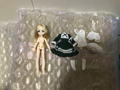 Azone打扫妖精” 是一个可爱又充满生活气息的娃娃系列，将日常的“打扫”这项家务活，与奇幻的“妖精”元素结合在一起。每个迷你娃娃都代表一种打扫工具或场景，并赋予其拟人化的妖精形象。 整体设计甜美、清新、活泼，色彩明快，充满了童话感和生动趣味。